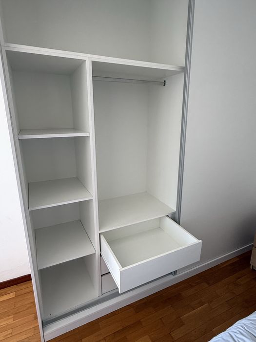 Armário branco com gavetas e portas de correr