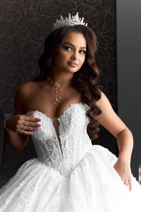 Весільна сукня кольору айворі