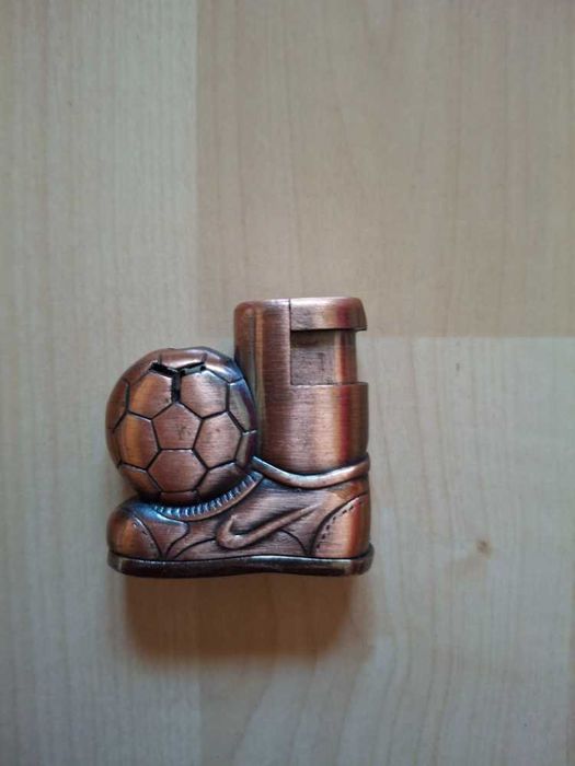 Isqueiro de Coleção Vintage "Bota e Bola de Futebol" (Inutilizável/Sem Gás)
