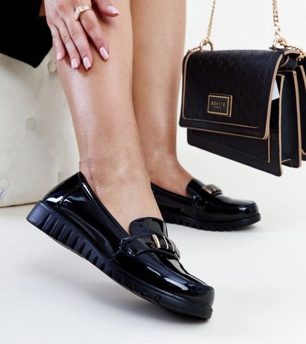 Czarne lakierowane mokasyny z ozdobnym paskiem Marlisa