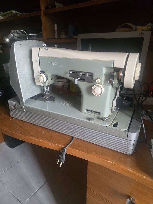 Máquina de costura Nechi