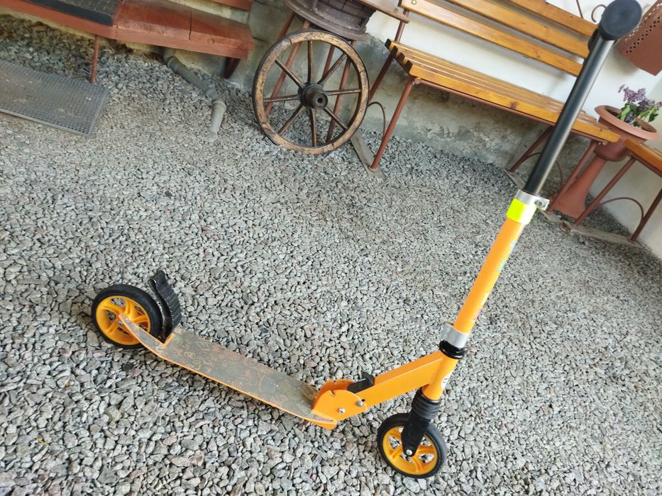 Самокат дитячий гарний стан ( витримує80кг)