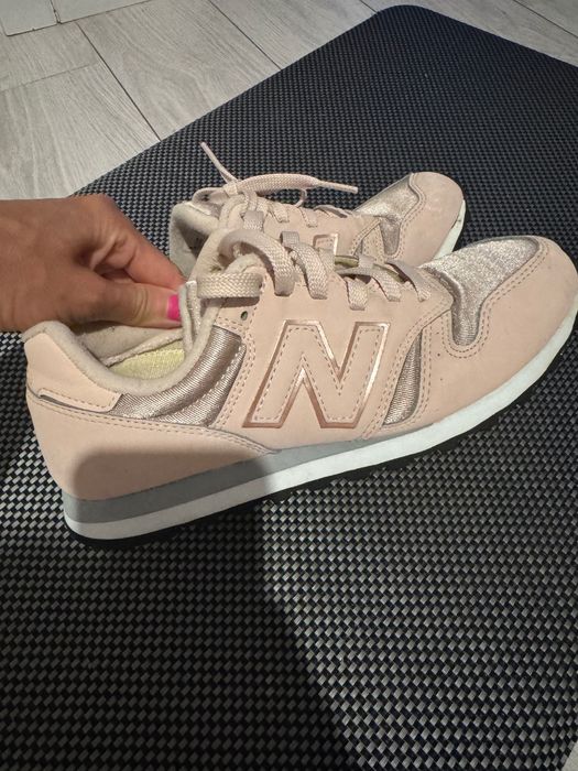 Damskie sneakersy - New Balance - 37