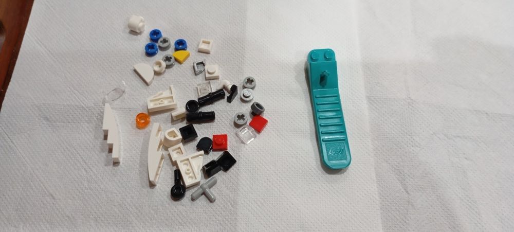 Várias peças da LEGO e LEGO technic