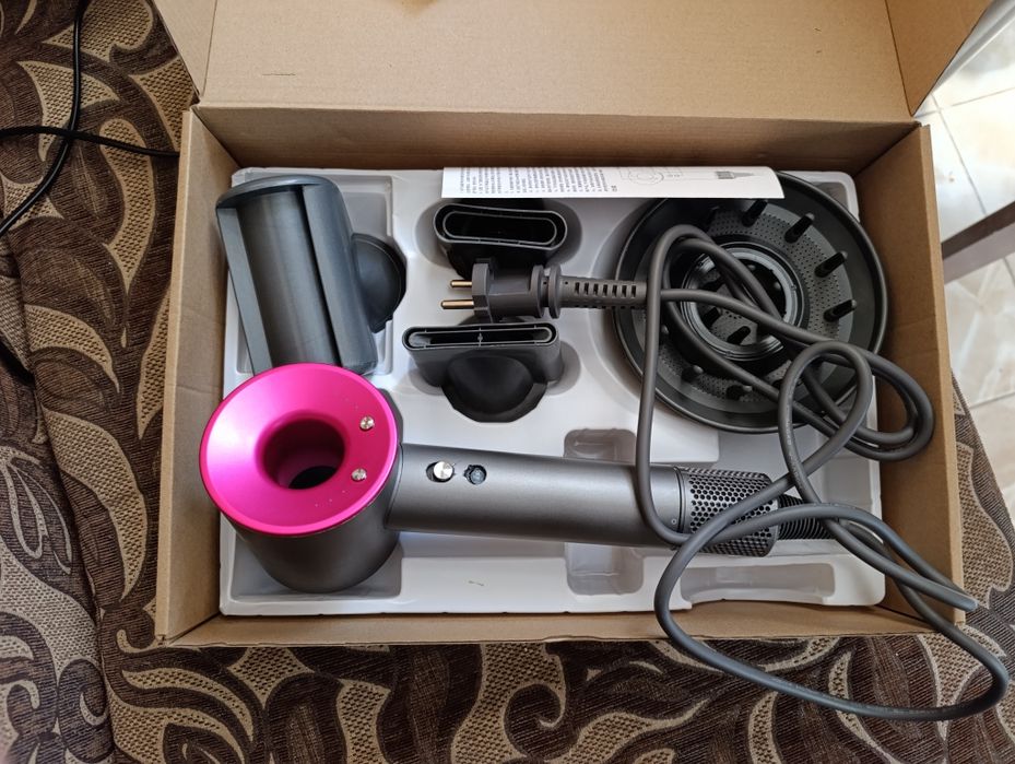 Фен в комплекті з насадками в ремонт