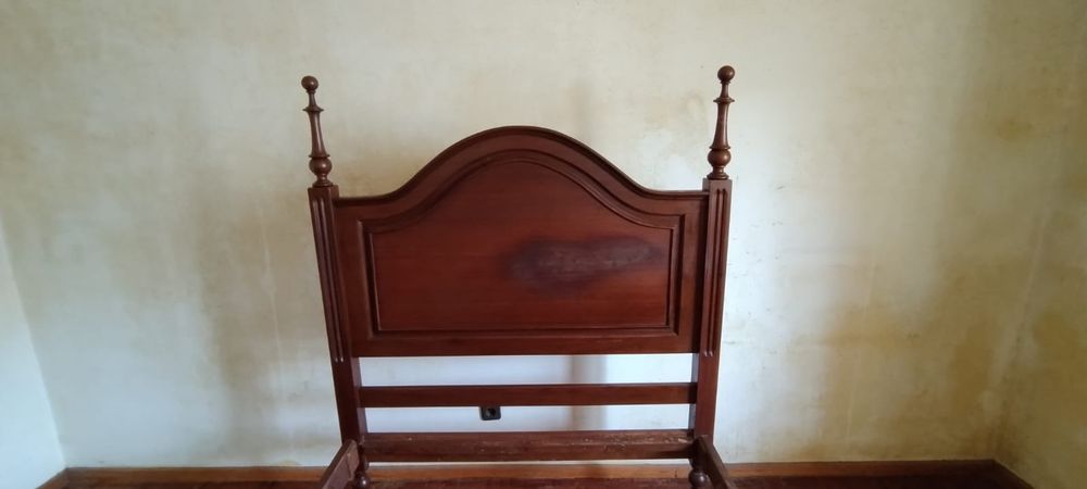 Cama de madeira antiga