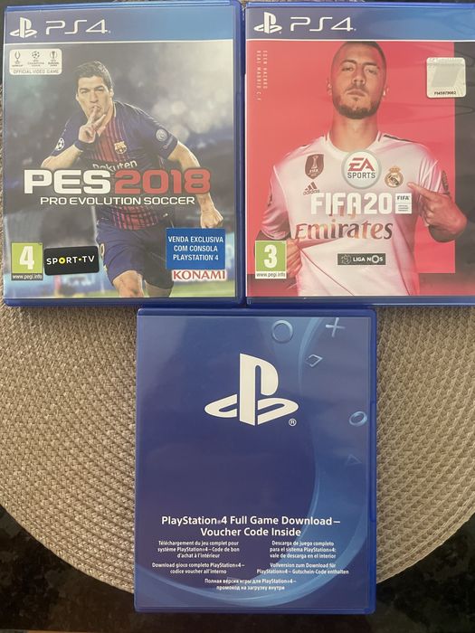 PS4 Slim com comando e jogos