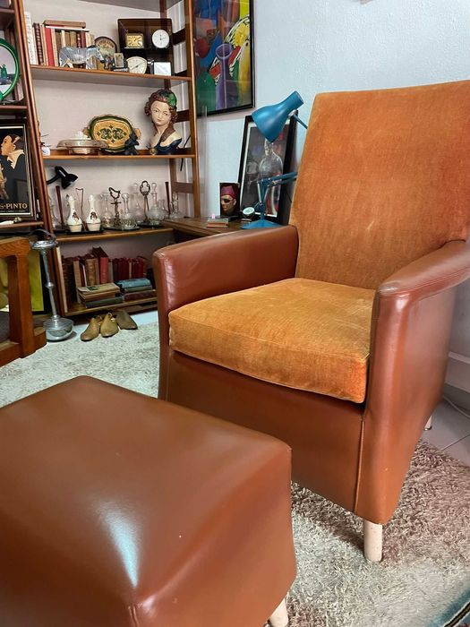 Poltrona de espaldar em pele e tecido