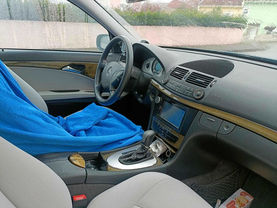Mercedes E 270.