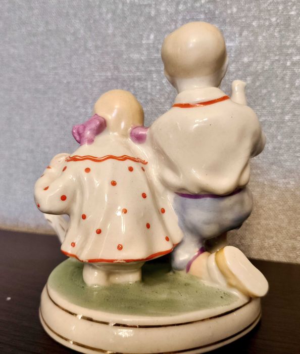 Статуетка порцелянова "Діти з голубами"