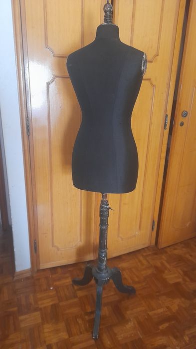 A venda manequim usado em bom estado.