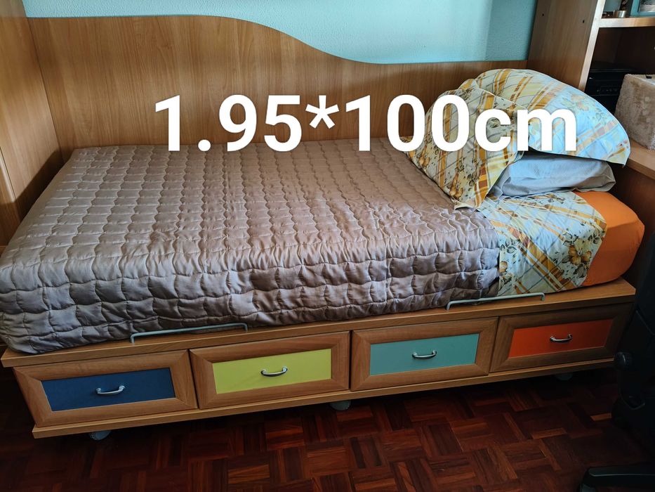 Estúdio completo, ideal para quem procura conforto, praticidade e excelente aproveitamento de espaço. Colchão em excelente estado, Cama com rodas.