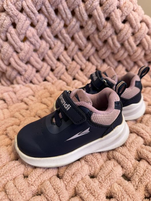 Продам взуття на дівчинку з незначним дефектами