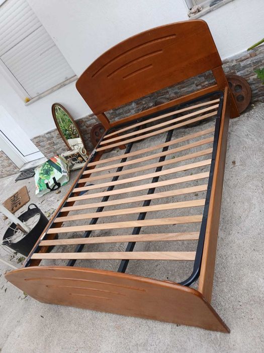 Cama de casal em madeira maciça...
