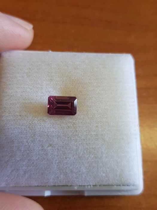 IGI Certificado – Espinela Natural Rara Roxo-Rosa Facetada, Corte Esmeralda, 1,29 Quilates