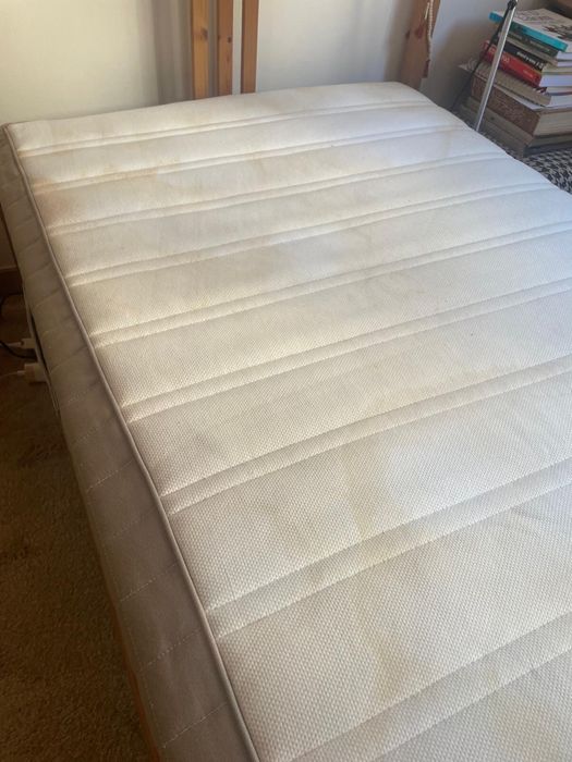 Cama de solteiro com estrado e colchão alguns anos de uso o colchão tem algumas manchas mas tem fecho e pode ser lavado as medidas da cama são 2,00 cm