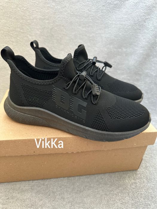 Дихаючі літні чорні кросівки