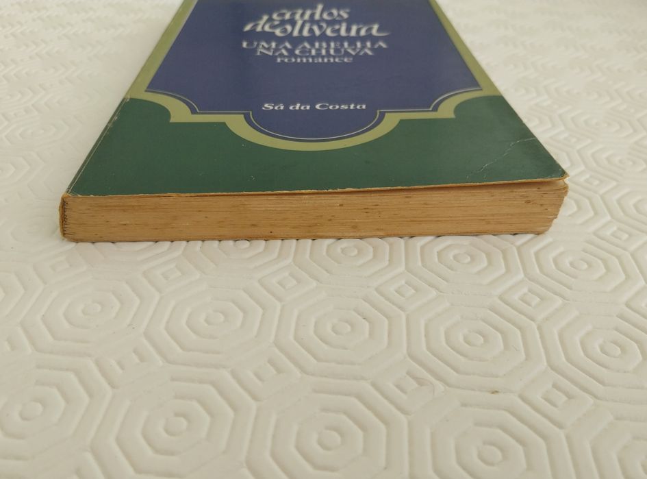 Livro "Uma Abelha na Chuva" de Carlos de Oliveira