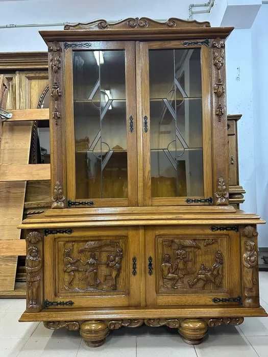 Rzeźbiony komplet – witryna, komoda, stół + 6 krzeseł.