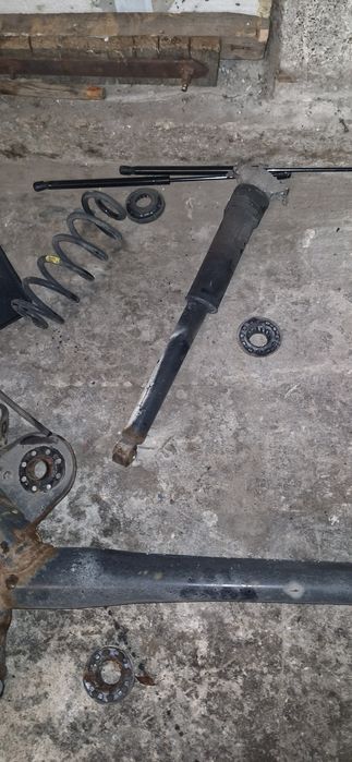 Astra k v hatchback belka zawieszenia tyl