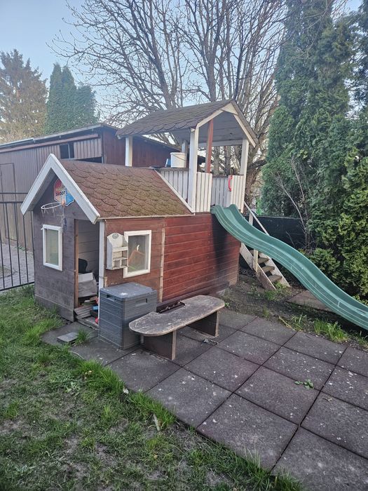 Plac zabaw , domek dla dzieci