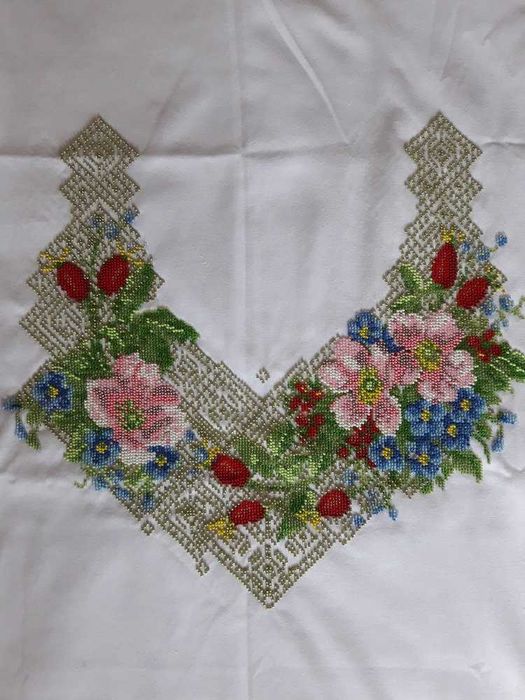 Вишиванка вишита бісером на заготовці з домотканого полотна.