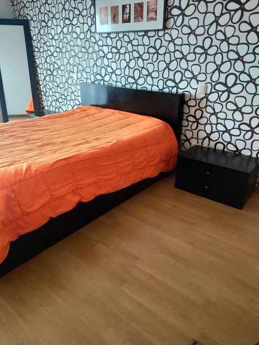 Mobilia de quarto preta em bom estado.