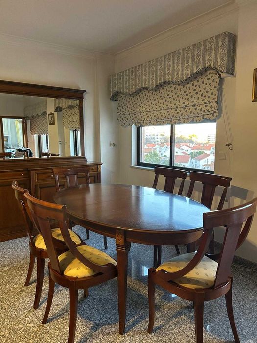 Mesa oval em cerejeira