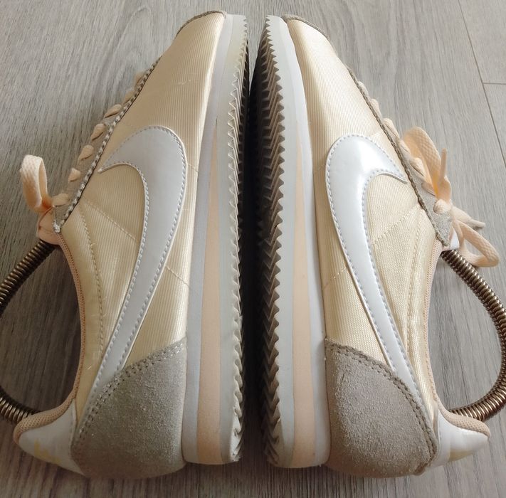 Оригінальні жіночі атласні кросівки Nike