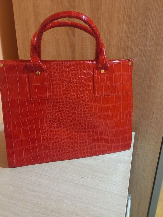 Lakierowana torebka damska