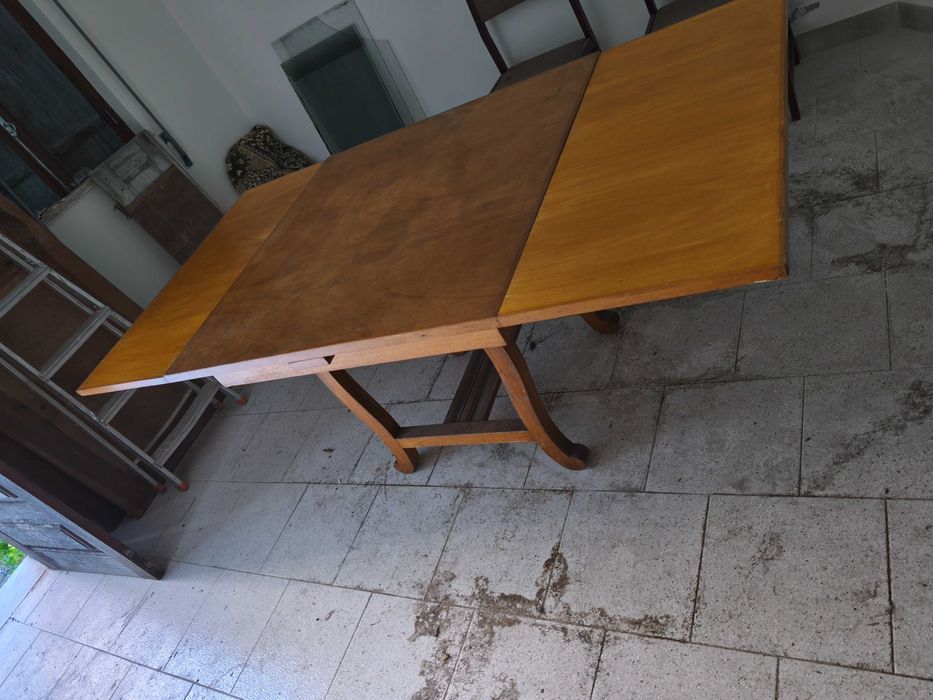 Mesa em madeira em bom estado