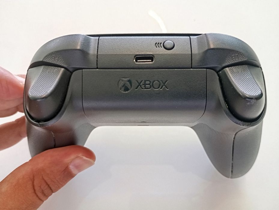 Xbox One X Project Scorpio 1TB c/comando e jogo