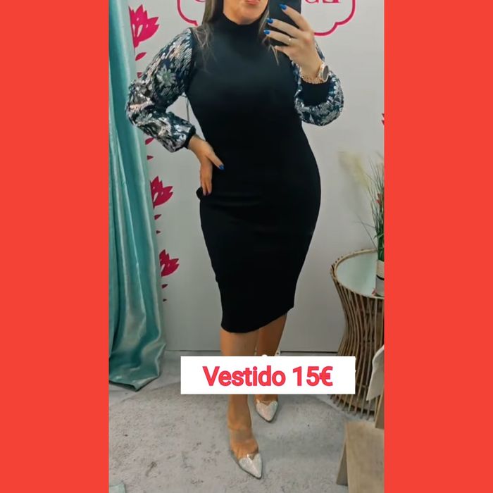 Vestido em malha preta, com mangas compridas em ganga com lantejoulas.