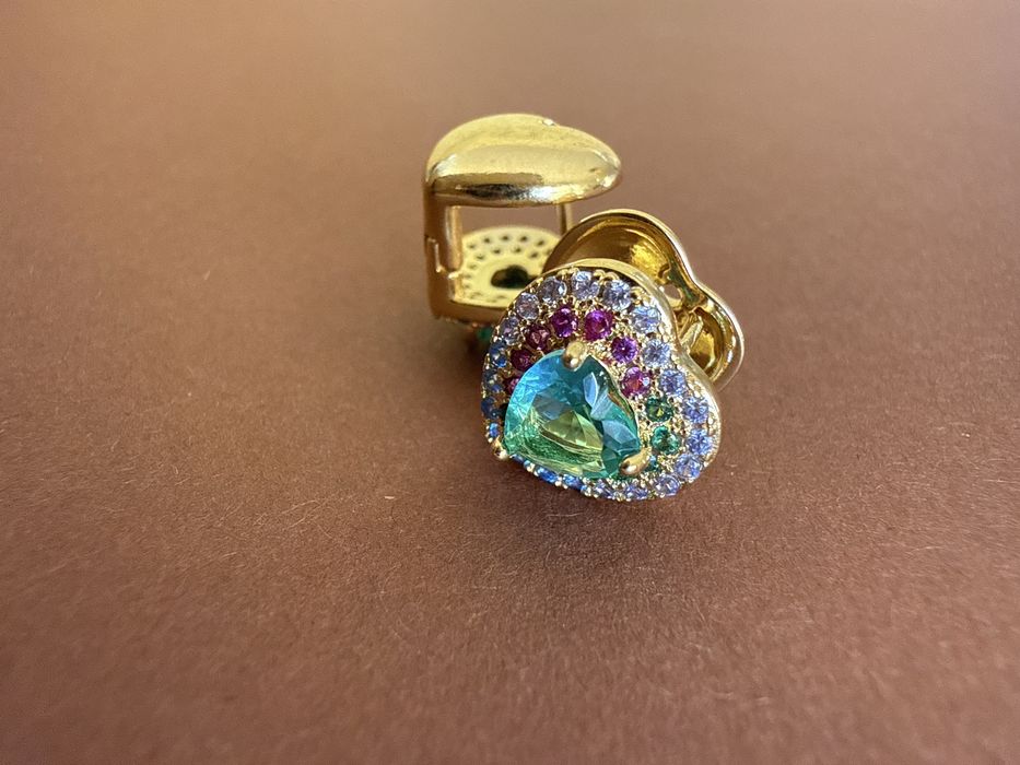 Brinco banhado a ouro, pedras zirconia com garatia.