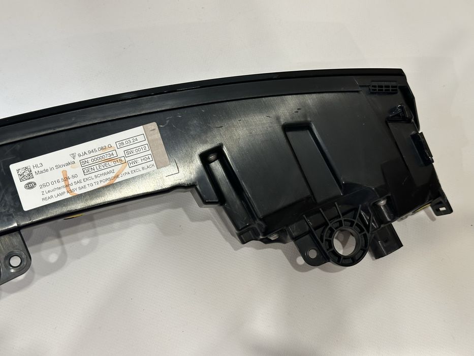 Porsche Taycan центральний фонарь бленда в наявності 9JA945082G