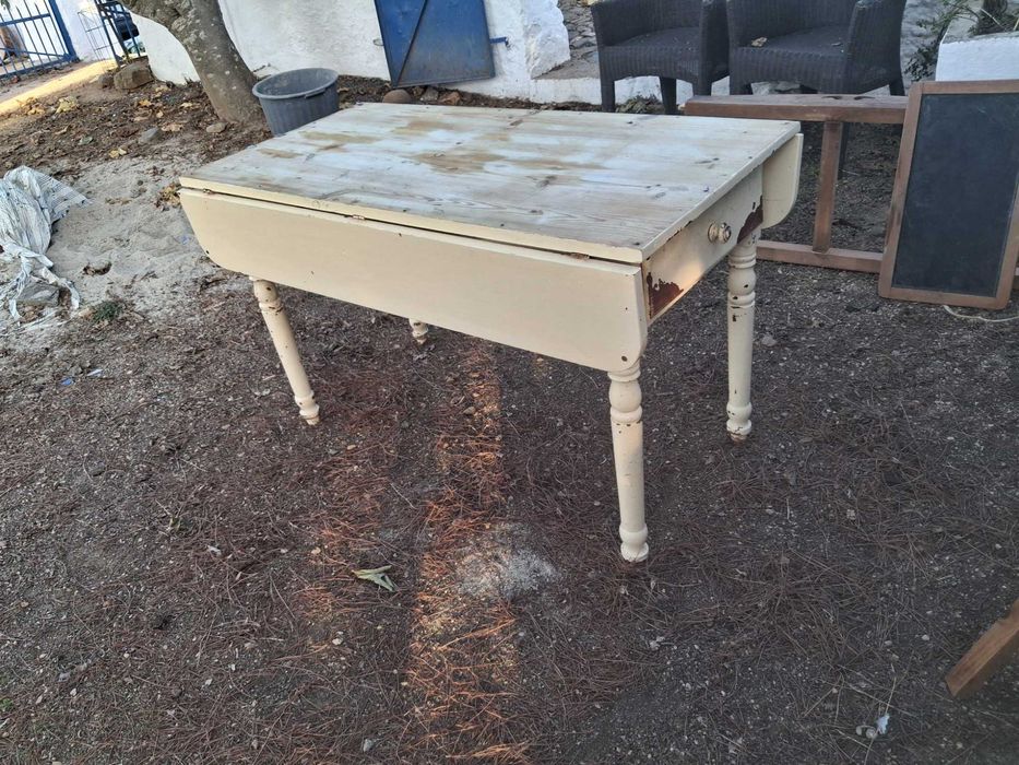 Grande mesa de cozinha  antigacom gavetas a topo