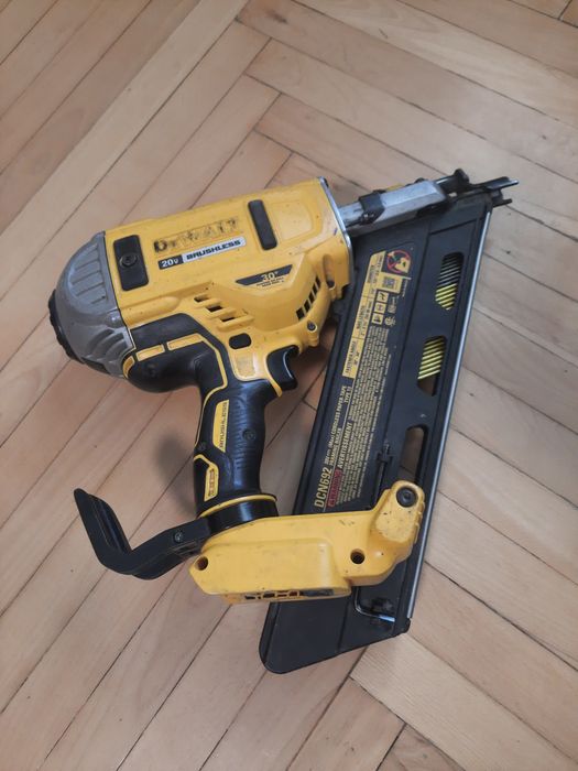 Цвяхозабивний нейлер DeWalt DCN692