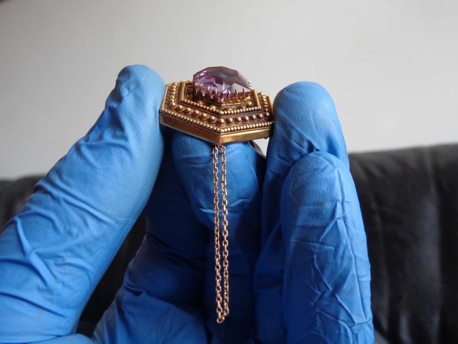 Broszka złota z ametystem