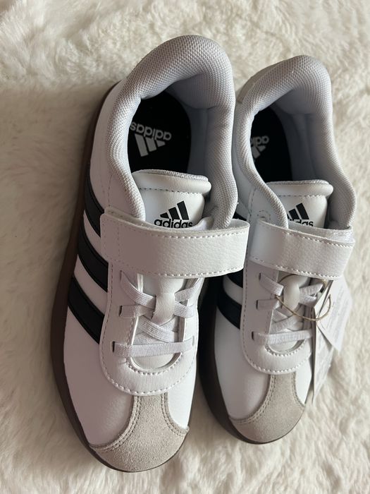 Saparilhas Adidas a imitar samba