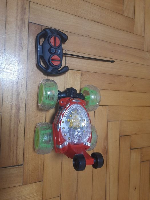 4 Машинки, 2  на радіокеруванні і 2 прості