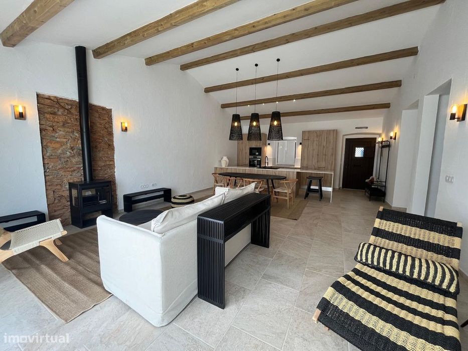 Moradia remodelada e mobilada, com Piscina, no Alentejo.