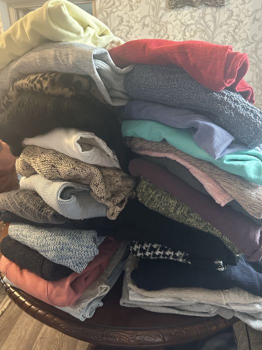 Стоковий одяг на вагу