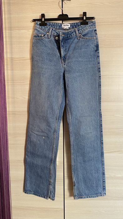 Jasne jeansy weekday