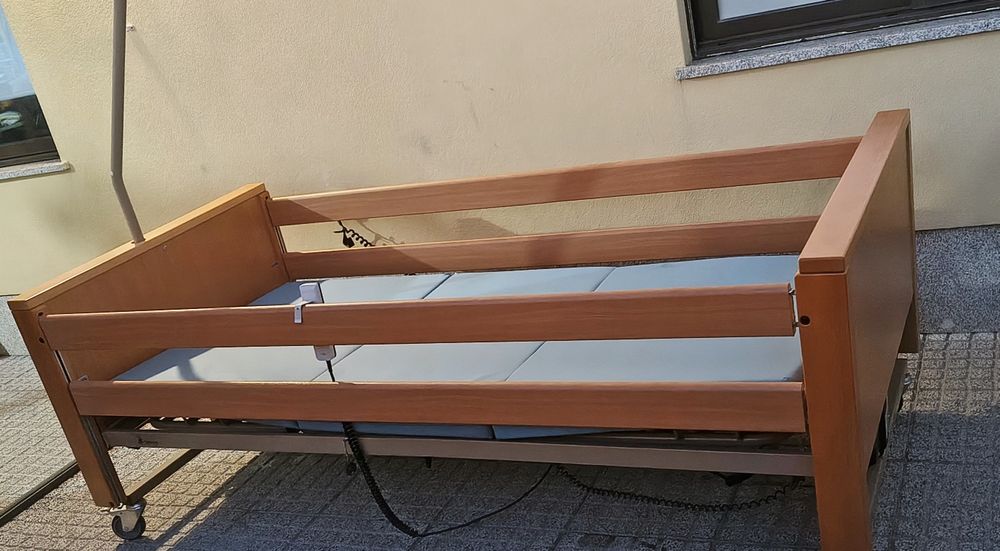 Cama articulada elétrica e elevatória hospitalar