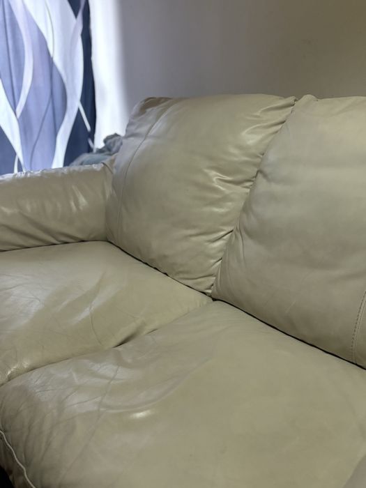 Sofa em pele beje