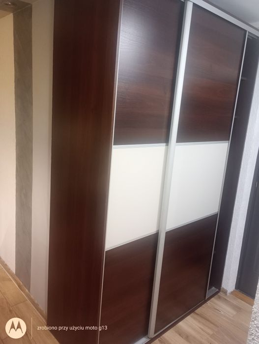 Pojemna szafa z drzwiami przesuwnymi