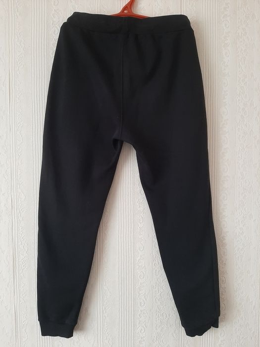 чёрные спортивные штаны