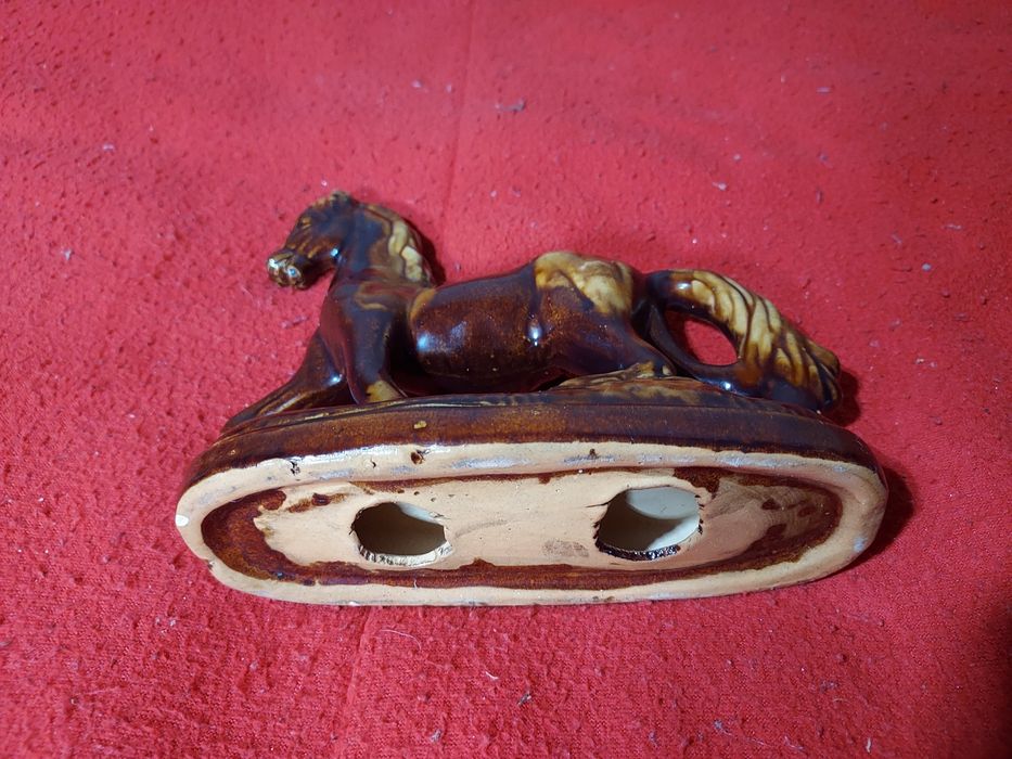 Estatueta de cavalo de cerâmica castanha