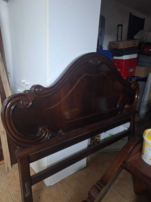 Cama casal comoda e mesas cabeceira