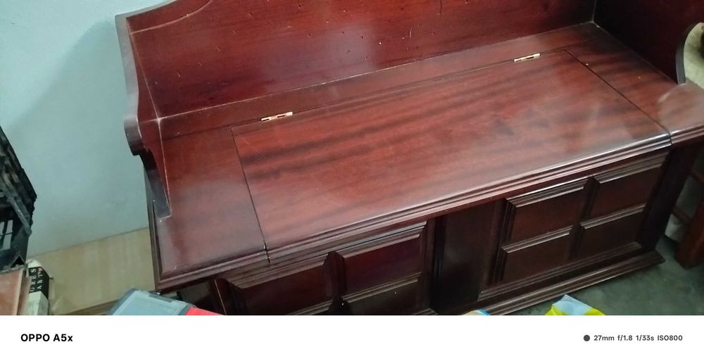 Banco arca em bom estado de conservação